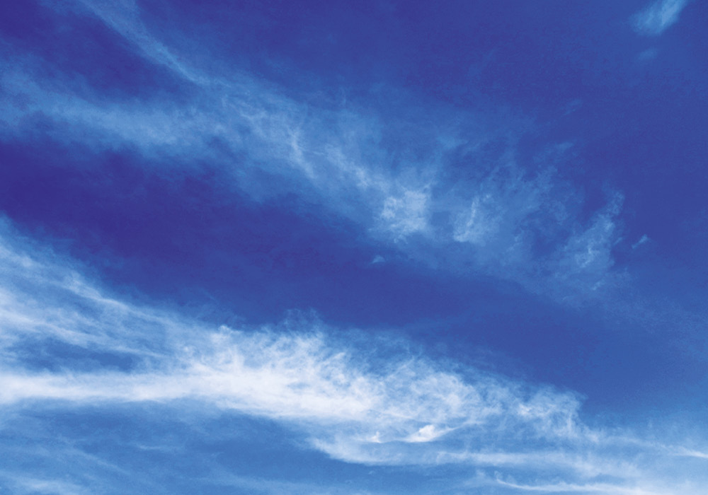 Blauer Himmel mit Schleierwolken